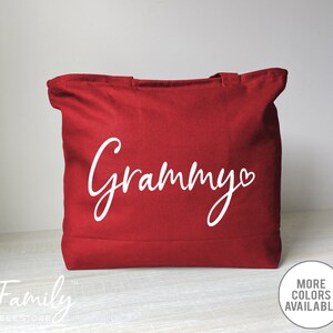 K&ouml;nnte beinhalten: Rote Stofftasche aus Canvas mit wei&szlig;em Text "Grammy" mit einem Herzsymbol.