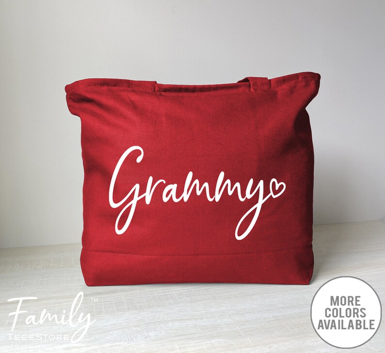 K&ouml;nnte beinhalten: Rote Stofftasche aus Canvas mit wei&szlig;em Text "Grammy" mit einem Herzsymbol.
