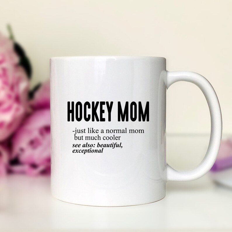 Puede incluir: Taza de caf&eacute; de cer&aacute;mica blanca con texto negro que dice "HOCKEY MOM - igual que una madre normal pero mucho m&aacute;s cool ver tambi&eacute;n: hermosa, excepcional"