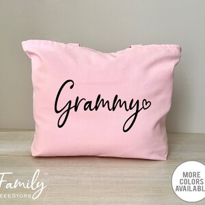 K&ouml;nnte beinhalten: Rosa Canvas-Tragetasche mit schwarzem Text "Grammy" mit einem Herzsymbol.