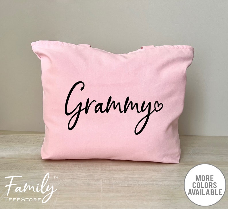 K&ouml;nnte beinhalten: Rosa Canvas-Tragetasche mit schwarzem Text "Grammy" mit einem Herzsymbol.