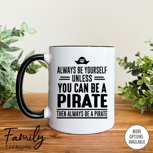 Sé siempre tú mismo, a menos que puedas ser un pirata. En ese caso, sé siempre un pirata. Taza de café, taza de pirata, regalo de pirata.