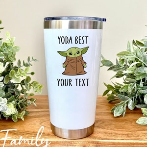 Op de afbeelding: Een witte roestvrijstalen beker met een groen cartoonfiguur en de tekst "Yoda Best Your Text".