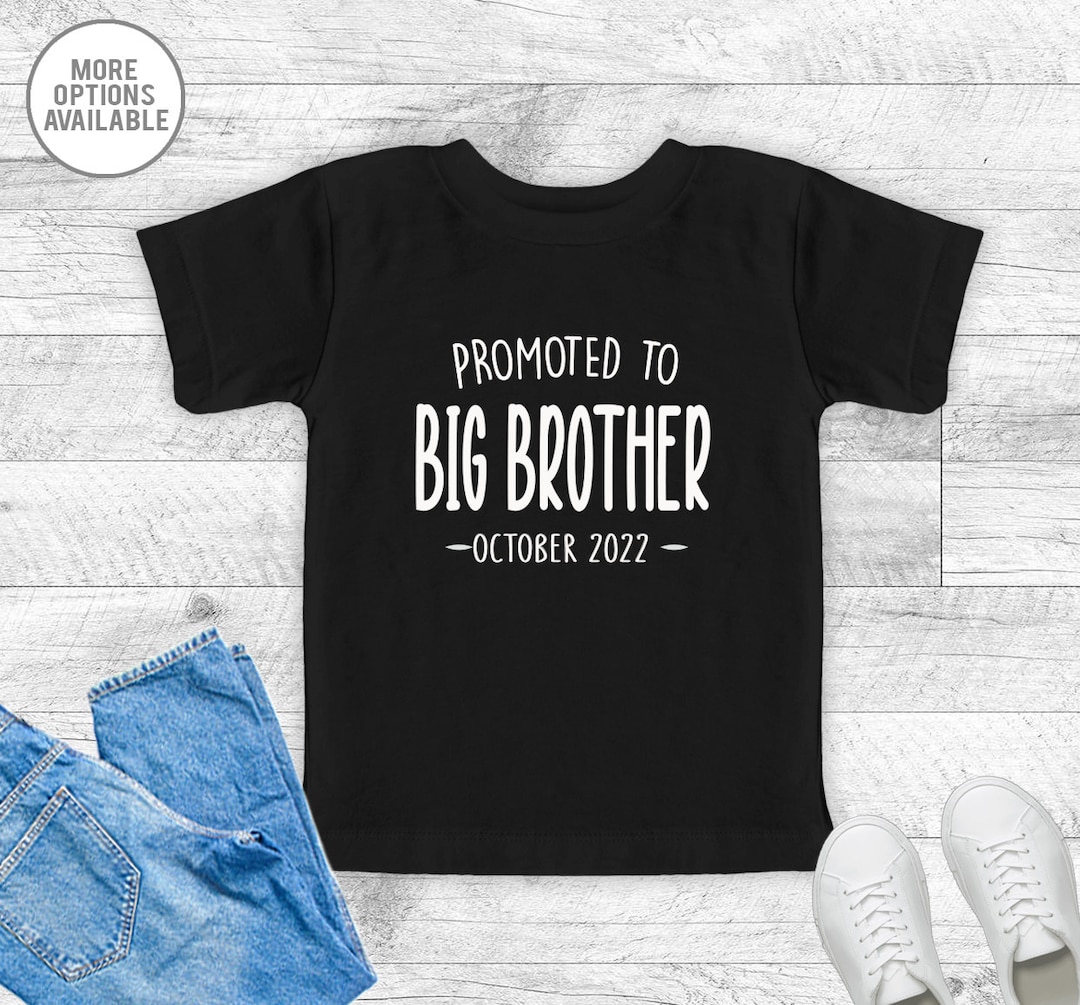 Big Bro Est 2026 Funny 'Promoted To Big Brother' Toddler T-Shirt - 100% Cotton Humor Gift For New Baby Sibling Big Brother Is Watching You Poster - Foto 4