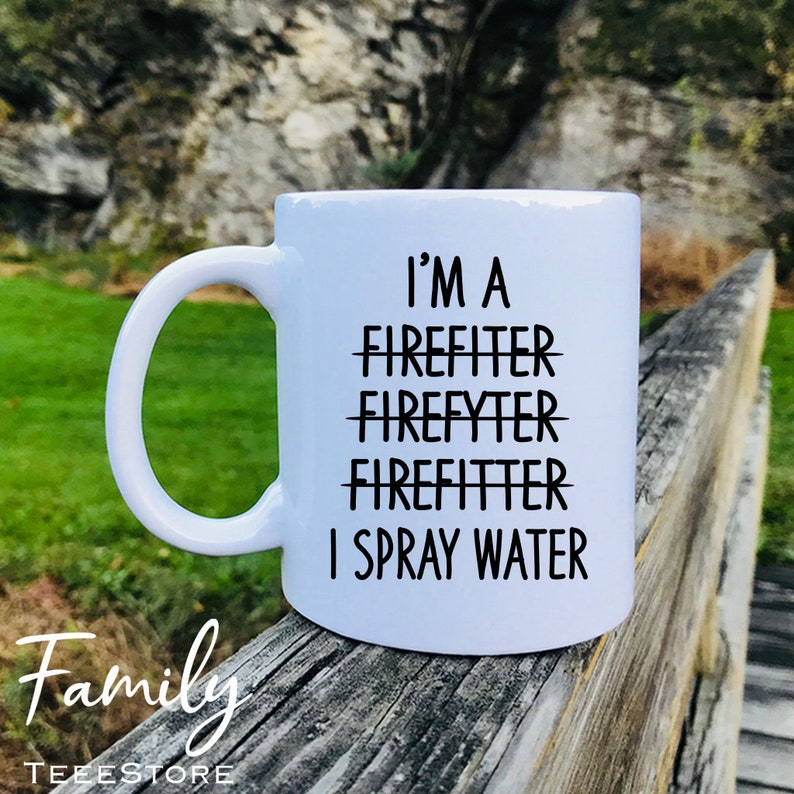 Op de afbeelding: Witte keramische koffiemok met zwarte tekst die "Ik ben een brandweerman Firefyter Firefitter Ik spuit water" luidt.