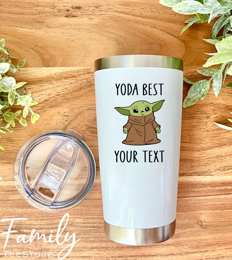 Op de afbeelding: Een witte roestvrijstalen tumbler met een groen cartoonfiguur en de tekst "Yoda Best" en "Your Text". De tumbler heeft een doorzichtig deksel met een schuifregelaar.