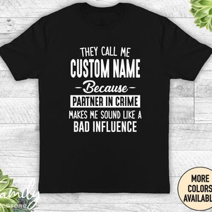 Ils m'appellent mon nom personnalisé parce que mon partenaire dans le crime me donne l'impression d'avoir une mauvaise influence Chemise unisexe Chemise prénom personnalisée Cadeau personnalisé Noir