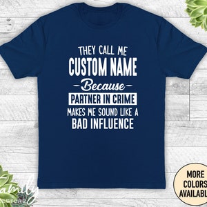 Ils m'appellent mon nom personnalisé parce que mon partenaire dans le crime me donne l'impression d'avoir une mauvaise influence Chemise unisexe Chemise prénom personnalisée Cadeau personnalisé Navy