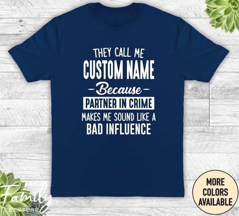 Ils m'appellent mon nom personnalisé parce que mon partenaire dans le crime me donne l'impression d'avoir une mauvaise influence Chemise unisexe Chemise prénom personnalisée Cadeau personnalisé Navy