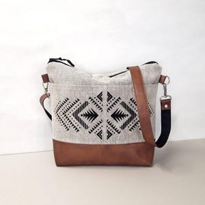 Sac à bandoulière moyen avec poches, sac à bandoulière en jute naturel, sac de jour léger, cadeau original pour femme, imprimé aztèque, hobo zippé, sac urbain