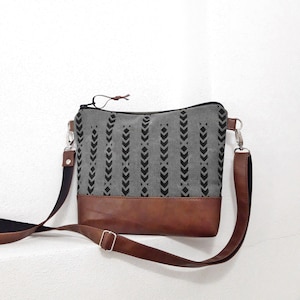 Bolso bandolera gris, Bolso urbano pequeño, Bolso beige marrón, Bolso de piel vegana, Bolso de hombro, Bolso hobo de lona, Listo para enviar, Bolso estampado hecho a mano