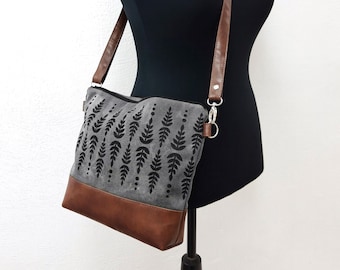 Graue Umhängetasche aus Canvas, Amaranth Druck, Vegan Leder Hobo Bag