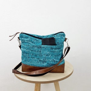 Mittelgroße Umhängetasche blau, Vegane Tasche, Umhängetasche mit Außentaschen, Stofftasche, Braune Leder Geldbörse, Schultertasche türkis