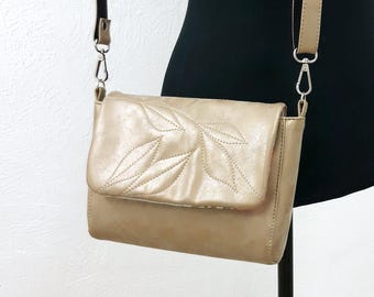 Goldene Leder-Umhängetasche, bestickte Klappe, kleine Tagestasche für Mädchen