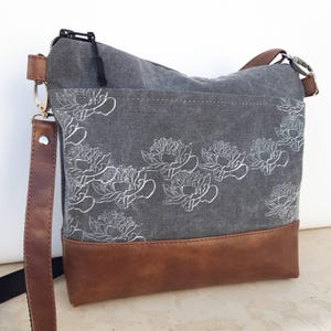 Graue Umhängetasche | Kleine Tasche aus Canvas | Tagesschultertasche | Frau Mädchen Handmade Bild 4