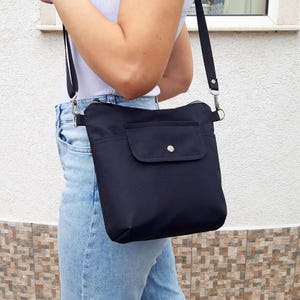 Leichte Umhängetasche, schwarze Reisetasche, wasserabweisende Stofftasche, Tasche mit Taschen für Frauen, mittelgroße Tasche, lässige Tasche, Brusttasche