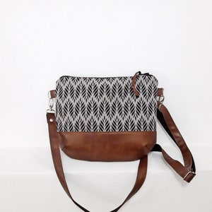 Graue Kleine Umhängetasche, Canvas Hobo, Handbemalt, Schultertasche, Druck &quot;&quot;PINE WOOD&quot;&quot;, Zoll bezahlt