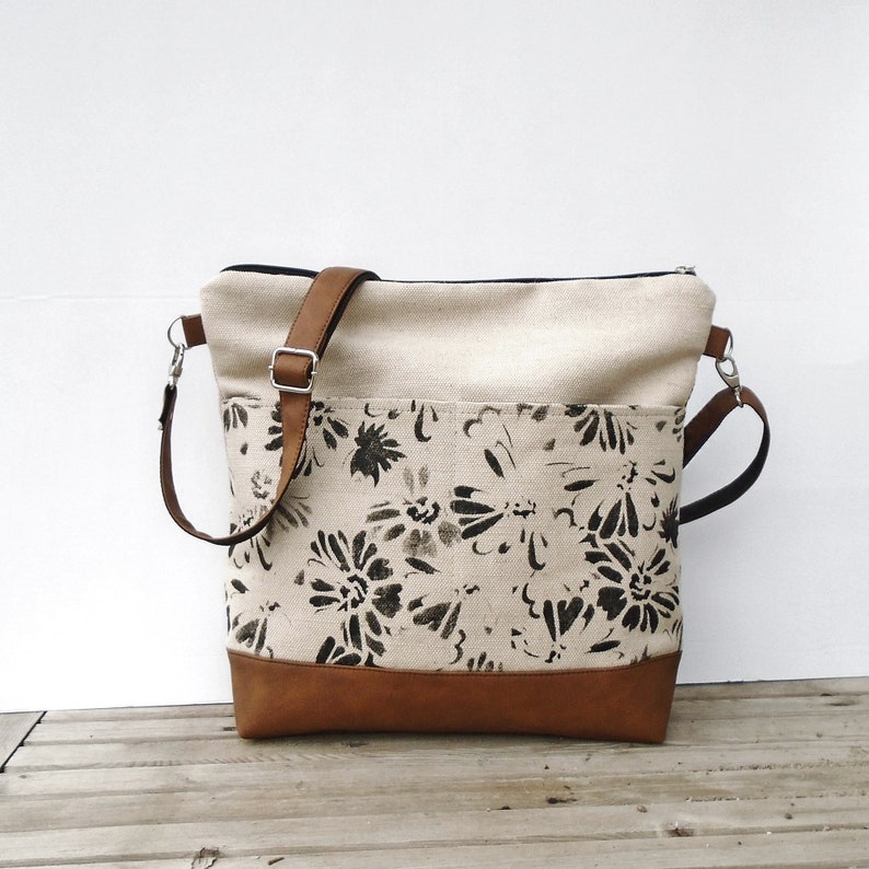 Sac à bandoulière en toile grand moyen, sac à bandoulière végétalien avec poches, sac à main hobo, sac à main en cuir camel, prêt à expédier, sac fourre-tout White+camel leather