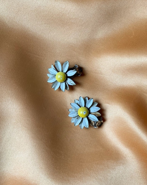 1960's Daisy Clip On Earrings