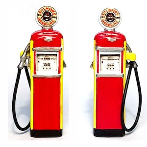 O/On30 1:48 Scale Gas Pump with Globe Kit (set of 2) for wargaming, diorama, model railroading