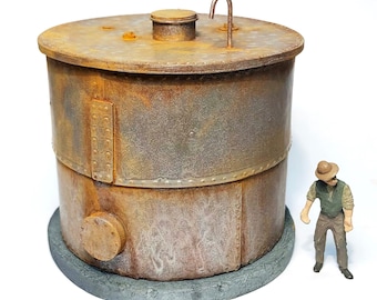 Peut inclure: Un réservoir d'eau en métal rouillé avec un tuyau sur le dessus. Le réservoir est posé sur une base grise. Le réservoir est à peu près de la taille d'une personne.