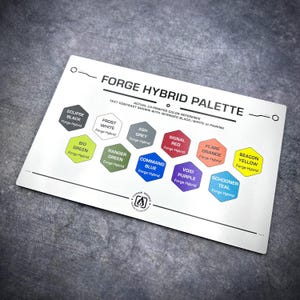 Puede incluir: Una tarjeta de referencia rectangular blanca Forge Hybrid Palette que presenta diez muestras de color hexagonales etiquetadas como Eclipse Black, Frost White, Ash Grey, Signal Red, Flare Orange, Beacon Yellow, Bio Green, Ranger Green, Command Blue, Void Purple y Schooner Teal.