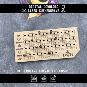 Könnte beinhalten: Eine Daggerheart-Charakterkonsole aus Holz mit eingravierten Markierungen für HP, Stress, Armor und Hope. Sie verfügt über nummerierte Löcher und Metallstifte. Der Text "DIGITAL DOWNLOAD LASER CUT/ENGRAVE" steht oben. Unten steht "DAGGERHEART CHARACTER CONSOLE".