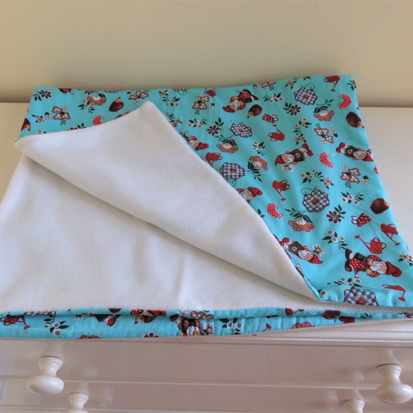 couverture pour bébé + sac et 2 couvertures pour doudous ou poupées bleu avec motifs petits nains pour bébé et son doudou