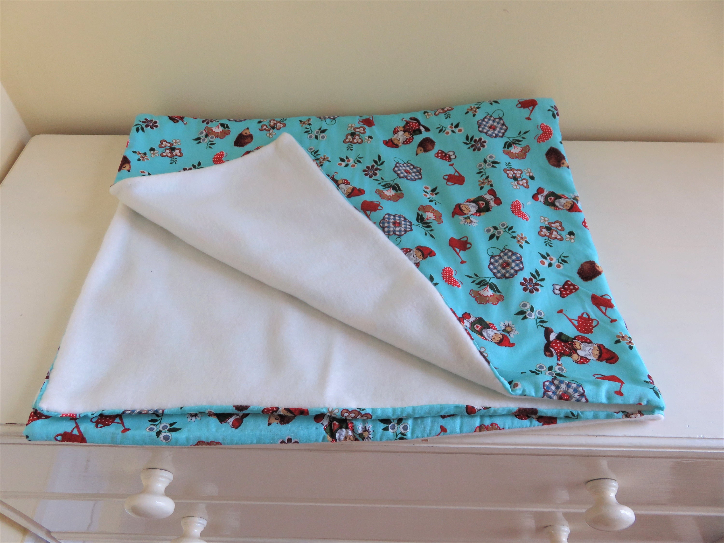 Couverture Pour Bébé + Sac et 2 Couvertures Doudous ou Poupées Bleu avec Motifs Petits Nains Son Dou