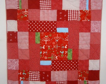 couverture /plaid  pour un canapé ou pour un bébé, en patchwork ,carreaux rouges , entièrement fait main