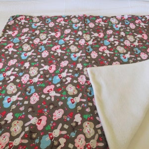 retro stoffen babydeken met een kit, tas en label deken