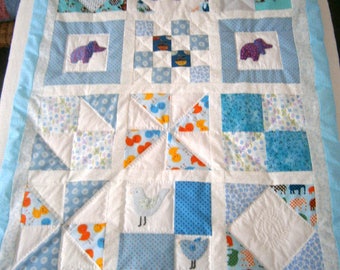 couverture bébé / plaid patchwork  bleu/blanc entièrement fait main