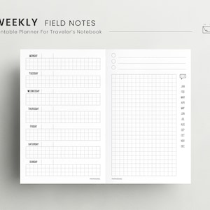 Op de afbeelding: Een zwart-witte printbare weekplanner voor een reisdagboek. De planner heeft een sectie voor elke dag van de week en een geruit gedeelte voor notities. Het geruite gedeelte heeft ook een kolom voor elke maand van het jaar.