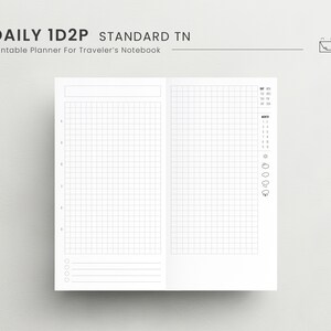 Może przedstawiać: Drukowana strona dziennego planera zaprojektowana do użytku w Traveler's Notebook. Strona jest podzielona na dwie sekcje: sekcję kratkowaną po prawej stronie i sekcję z mniejszą kratką i pustymi liniami po lewej stronie. Prawa strona zawiera również mały obszar na notatki i kalendarz miesięczny.