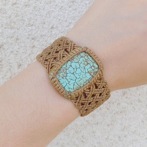 Turquoise howliet macrame manchetarmband, Boho zomer beige macrame armband met steen