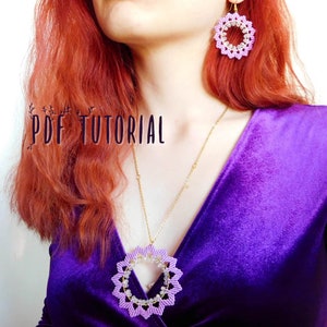 Könnte beinhalten: Ein lilafarbenes und klares Perlen-Halsketten- und Ohrring-Set mit einer goldenen Kette. Die Halskette hat einen großen runden Anhänger mit einem Perlenmuster. Der Text "PDF TUTORIAL" ist auf dem Bild zu sehen.