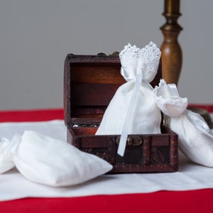 Set of 10 white Linen (flax) bags pouch with lace and white ribbon/Gift Bag/ Wedding Favor Bag/ housewares/ gift wrap