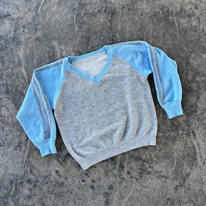Raglan Sleeve Blank Pullover V Neck Sweatshirt Baby Blue and Gray 70s 80s Vintage Medium Short