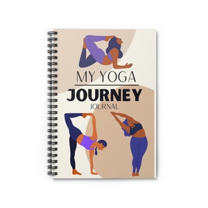 Puede incluir: Un cuaderno de espiral con una cubierta beige que presenta a tres mujeres en diferentes posturas de yoga. El texto "MY YOGA JOURNEY JOURNAL" está impreso en negro en la cubierta.
