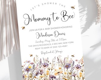 Puede incluir: Una invitación de baby shower blanca con un borde floral y el texto "Let's shower the Mommy to Bee". La invitación incluye el nombre "Madison Davis", la fecha y la hora de la ducha, la ubicación y la información de RSVP. La invitación también incluye el texto "Registered at Macy's".