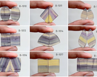 Puede incluir: Nueve pares de cabujones de fluorita en varias formas y tamaños, incluyendo ovalado, cuadrado, triangular y de lágrima. Los cabujones son todos translúcidos y tienen una variedad de colores, incluyendo morado, amarillo y blanco.