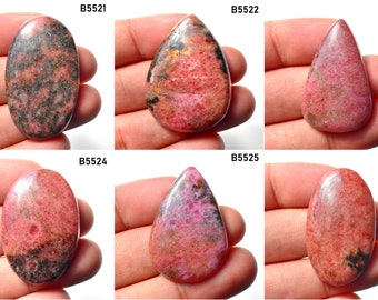 Puede incluir: Seis piedras preciosas en cabujón en varios tonos de rosa y negro. Las piedras son de forma ovalada y de lágrima. Las piedras están etiquetadas con los números B5521, B5522, B5523, B5524, B5525 y B5526.