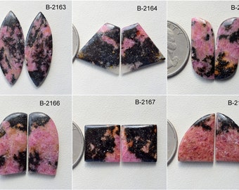 Puede incluir: Seis pares de piedras preciosas cabujón de color rosa y negro, cada par es un juego a juego. Las piedras preciosas se muestran en una superficie blanca con una moneda de veinticinco centavos de dólar estadounidense para la escala. Los pares están etiquetados como B-2163, B-2164, B-2165, B-2166, B-2167 y B-2168.