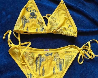 Conjunto de bikini icónico de John Galliano vintage de los años 2000 con estampado de periódico Yellow Gazette M