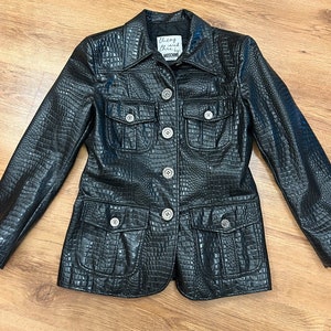 MOSCHINO Chaqueta de piel sintética vintage barata y elegante M "No se puede juzgar a una chica por su ropa"