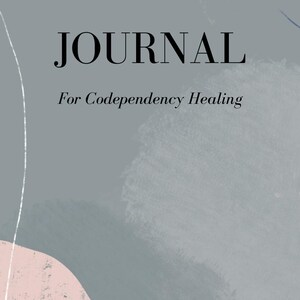 Może przedstawiać: Okładka dziennika z napisem „JOURNAL” dużą, czarną czcionką szeryfową. Poniżej tekst brzmi „For Codependency Healing”. Tło przedstawia abstrakcyjne kształty w kolorze szarym i różowym z ilustracjami liści.