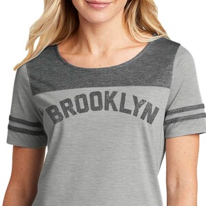 Chemise rétro de Brooklyn pour femme - tee-shirt graphique vintage - T-shirts Brooklyn - Brooklyn Graphic Tees for Her - Brooklyn Tee