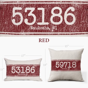 Op de afbeelding: Een rood en wit decoratief kussen met de tekst "53186 Waukesha, WI" erop gedrukt. Het kussen is 43 cm breed en 28 cm hoog.