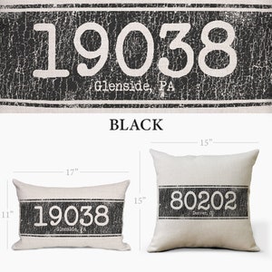 Op de afbeelding: Twee rechthoekige kussens met zwarte en witte verweerde ontwerpen. Het grotere kussen is 17 inch bij 11 inch en heeft het nummer 19038 met de tekst "Glenside, PA". Het kleinere kussen is 15 inch bij 15 inch en heeft het nummer 80202 met de tekst "Denver, CO".