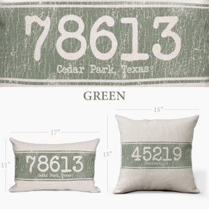 Op de afbeelding: Een rechthoekig kussen in groen en wit met het nummer 78613 en de tekst "Cedar Park, Texas". Het kussen is 17 inch breed en 15 inch lang.